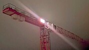 Anrainer appellieren an das Bauunternehmen, die Werbebeleuchtung wenigstens in der Nacht ...