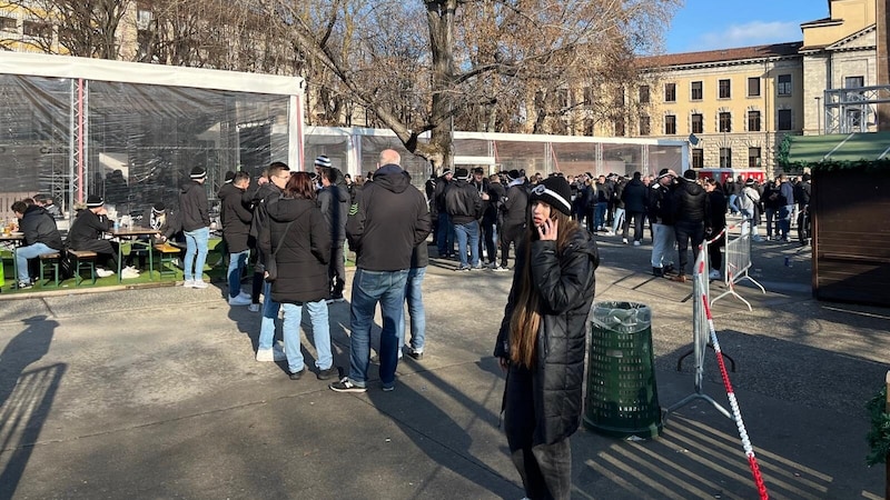 The Sturm fans in the center of Bergamo. (Bild: Volker Silli)