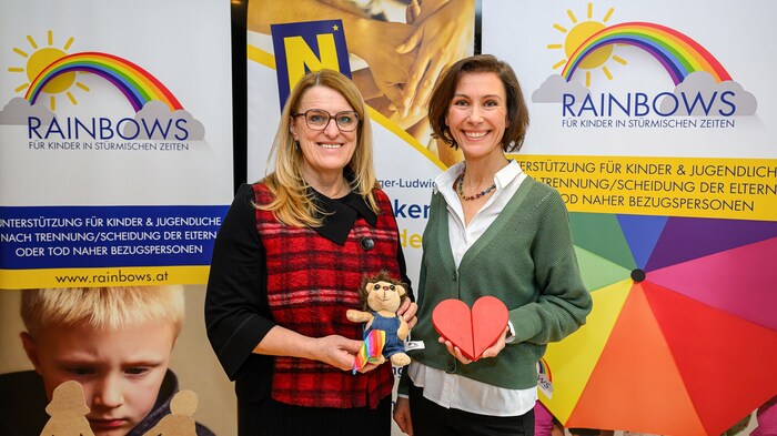 Landesrätin Königsberger-Ludwig (links) mit Marion Wallner von Rainbows NÖ. 