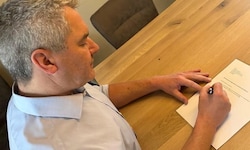 Ex-Kanzler Karl Nehammer beendet mit seiner Unterschrift seine politische Karriere. Die ...