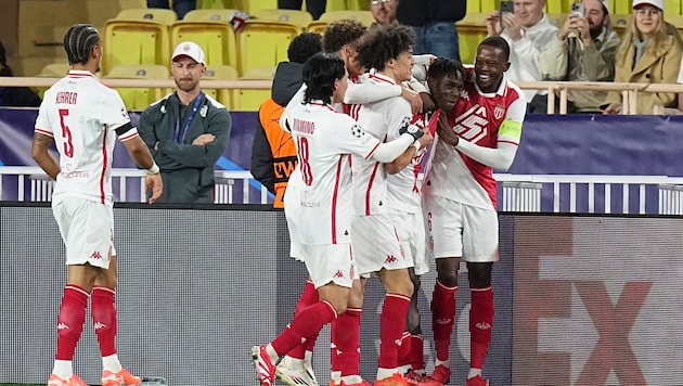 Große Freude bei Hütter-Klub AS Monaco nach dem Sieg gegen Aston Villa.  (Bild: AP ( via APA) Austria Presse Agentur/ASSOCIATED PRESS)