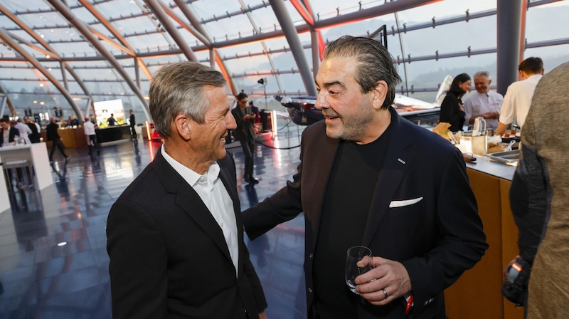 Long-time Hangar7 chef Reinhard Stocker got tips for the third star from Juan Amador (right) (Bild: Tschepp Markus)