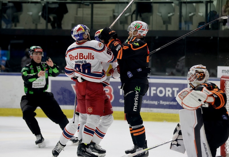 Salzburg's cracks and the 99ers around captain Korbinian Holzer came to blows several times. (Bild: GEPA/GEPA pictures)