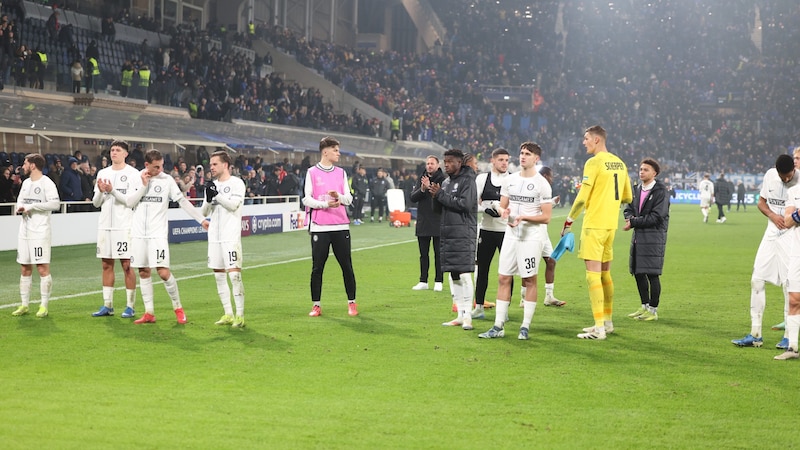 Sturm verabschiedete sich mit gesenkten Köpfen bei den mitgereisten Fans. (Bild: GEPA/GEPA pictures)