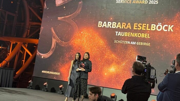 Barbara Eselböck darf sich über den Service-Award freuen.