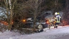 Das Auto blieb am Fuße einer Böschung stecken. (Bild: FF Dreiegg-Glashütten)