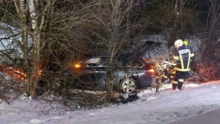 Das Auto blieb am Fuße einer Böschung stecken.