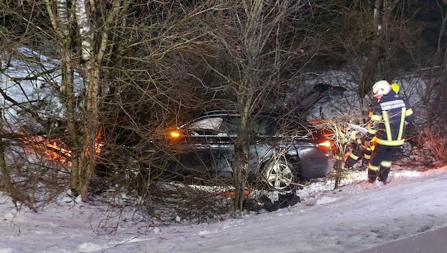 Das Auto blieb am Fuße einer Böschung stecken. (Bild: FF Dreiegg-Glashütten)