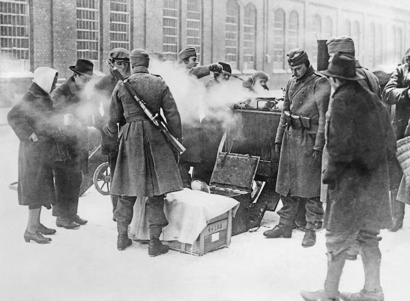 Wien 1929, während der Wirtschaftskrise: Soldaten verteilen Suppe an Bedürftige (Bild: Scherl / SZ-Photo / picturedesk.com)