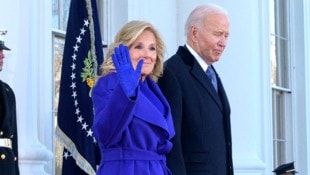 Jill und Joe Biden haben das Weiße Haus im eiskalten Washington hinter sich gelassen. (Bild: AP ( via APA) Austria Presse Agentur/Rod Lamkey, Jr)