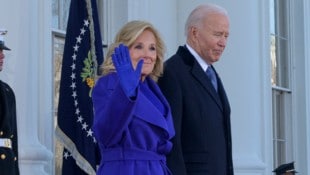 Jill und Joe Biden haben das Weiße Haus im eiskalten Washington hinter sich gelassen. (Bild: AP ( via APA) Austria Presse Agentur/Rod Lamkey, Jr)