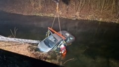 Feuerwehr und Rettung kletterten hinunter ans Bachbett. (Bild: Diverse Fotografen honorarfrei/FF Mellach)