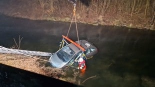 Feuerwehr und Rettung kletterten hinunter ans Bachbett. (Bild: FF Mellach)