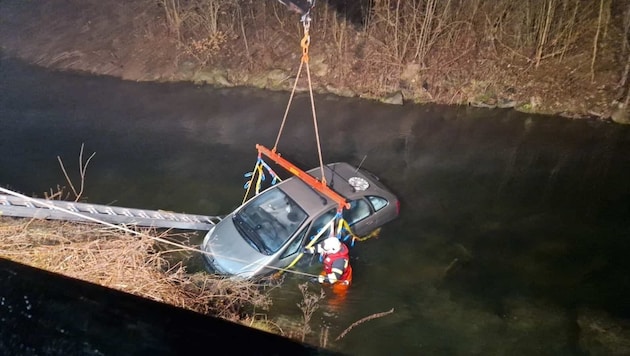 Feuerwehr und Rettung kletterten hinunter ans Bachbett. (Bild: FF Mellach)