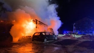 Lichterloh brannte der Carport in den frühen Morgenstunden. (Bild: ZOOM Tirol/Krone KREATIV)