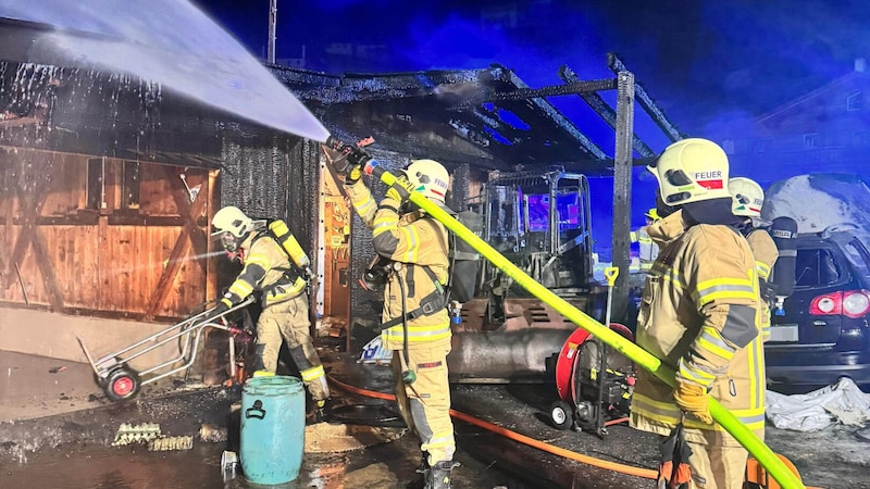 Florianis beim Bekämpfen des Brandes. (Bild: ZOOM Tirol)