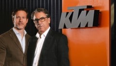 Gottfried Neumeister (li.) lenkt an der Seite von Stefan Pierer (re.) die Geschäfte der Pierer Mobility AG, die die Muttergesellschaft von Motorradhersteller KTM ist. (Bild: Krone KREATIV/Markus Wenzel, KTM/Tschann)