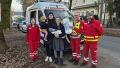 Das Rettungsteam des Roten Kreuzes besuchte Elias und seine Familie. (v.l.n.r.): Lara, Emilie, Lukas, Paula, Elias, Franz, Christoph. (Bild: Rotes Kreuz Salzburg)