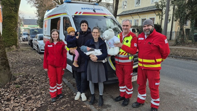 Das Rettungsteam des Roten Kreuzes besuchte Elias und seine Familie. (v.l.n.r.): Lara, Emilie, Lukas, Paula, Elias, Franz, Christoph. (Bild: Rotes Kreuz Salzburg)