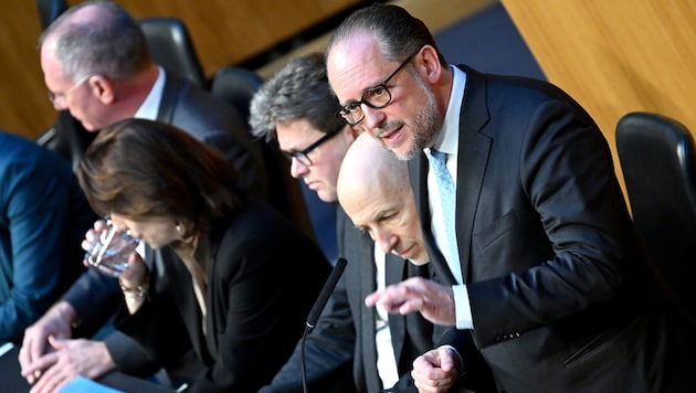 Alexander Schallenberg speaks in the National Council. (Bild: APA/ROLAND SCHLAGER)