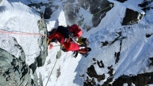 Die Kalser Bergretter und Osttiroler Alpinpolizisten versuchten noch in einem heiklen Einsatz, das Leben der 33-Jährigen zu retten – leider vergeblich. (Bild: Bergrettung Kals)