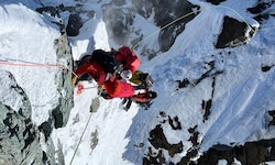 Die Kalser Bergretter und Osttiroler Alpinpolizisten versuchten noch in einem heiklen Einsatz, ...
