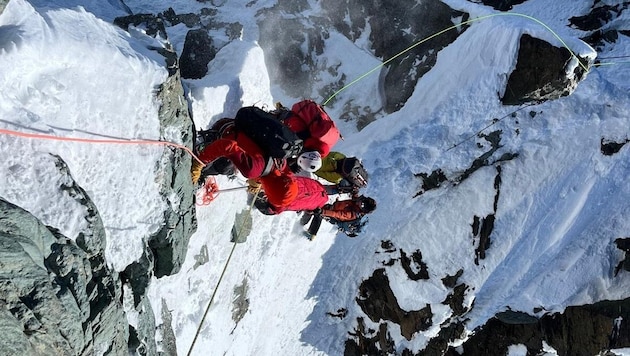 The Kals mountain rescuers and East Tyrolean alpine police officers tried to save the 33-year-old's life in a delicate operation - unfortunately in vain. (Bild: Bergrettung Kals)