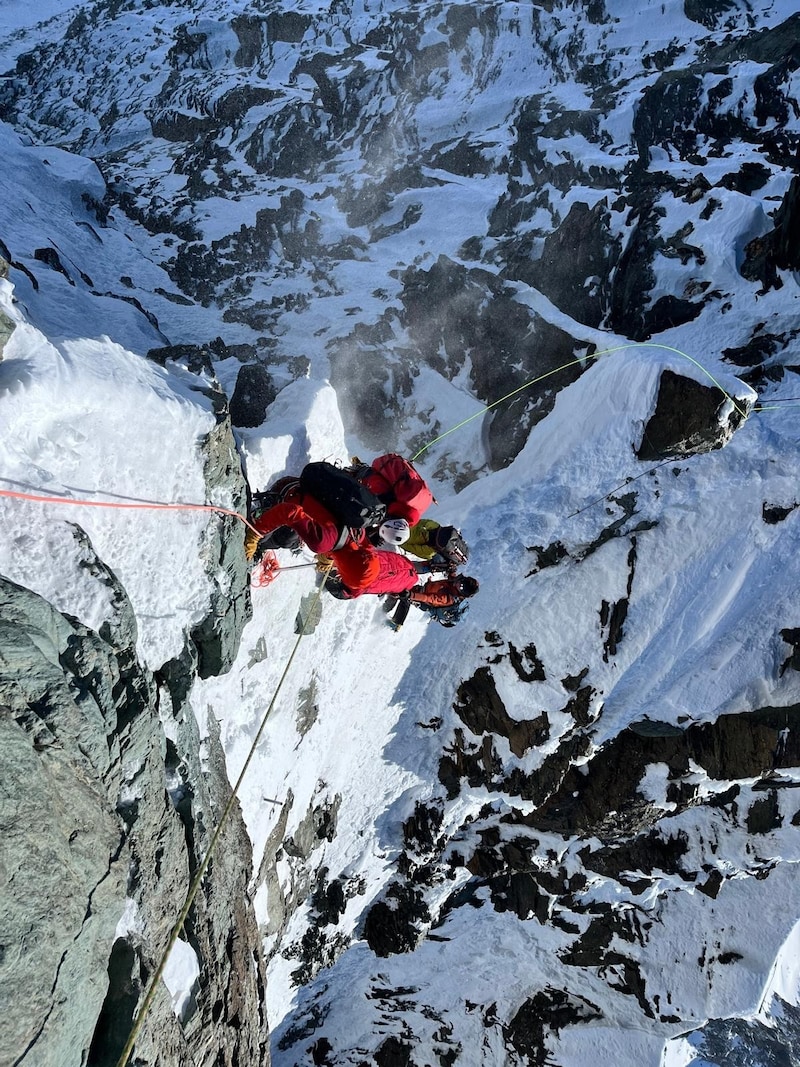 Die Kalser Bergretter und Osttiroler Alpinpolizisten versuchten noch in einem heiklen Einsatz, das Leben der 33-Jährigen zu retten – leider vergeblich. (Bild: Bergrettung Kals)