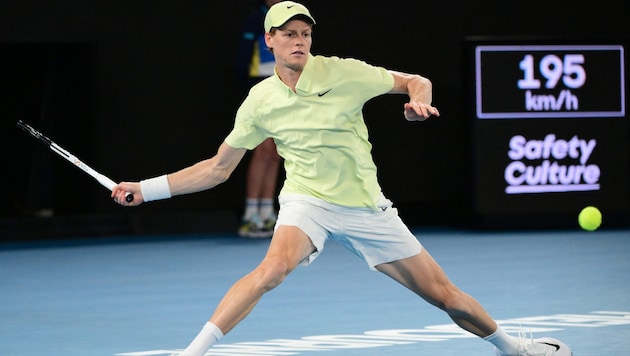 Jannik Sinner is through to the semi-finals of the Australian Open. (Bild: AFP/APA/Yuichi YAMAZAKI)