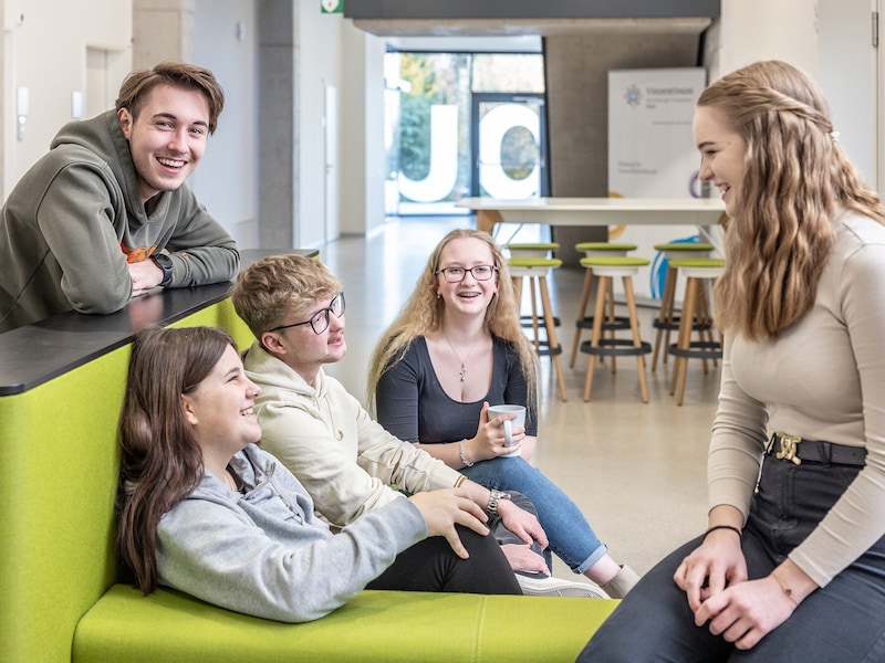 Der Campus für Pflegeberufe am Krankenhaus der Barmherzigen Schwestern Ried im Innkreis öffnet seine Türen und lädt Interessierte ein, sich über die Ausbildungs- und Karrieremöglichkeiten in der Pflege zu informieren. Datum: Freitag, 24. Jänner, 9 bis 16 Uhr Infolink: www.bhsried.at (Bild: KH BHS Ried/Rambossek)