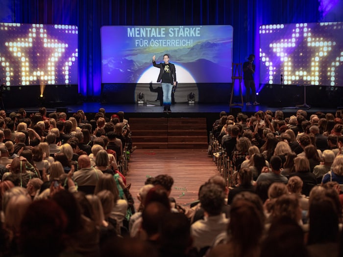Mental expert Manuel Horeth shows "The best tricks for your success" in a mixture of lecture and ...