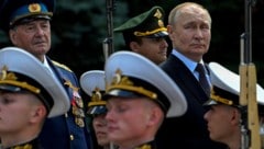 Immer wieder ertönen Warnungen – vor allem aus den baltischen Staaten –, dass Kremlchef Wladimir Putin nach dem Krieg in der Ukraine weitermarschieren und die EU bedrohen könnte. (Bild: APA/AFP/POOL/Sergei GUNEYEV)