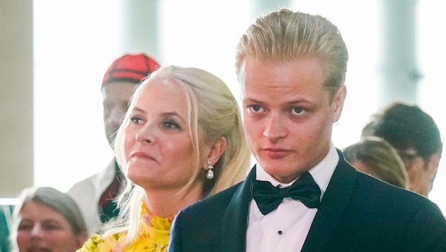 Kronprinzessin Mette-Marit und ihr Skandal-Sohn Marius, der gerade einen Entzug gemacht haben soll.  (Bild: picturedesk.com/Lise Aaserud / NTB)