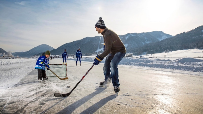 Ice hockey in the open air - fun for young and old alike (Bild: tinefoto.com | martin steinthaler)