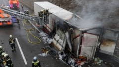 Der Anhänger eines Lkw stand Mittwochvormittag in Brand. (Bild: TEAM FOTOKERSCHI / WERNER KERSCHBAUMMAYR, Krone KREATIV)