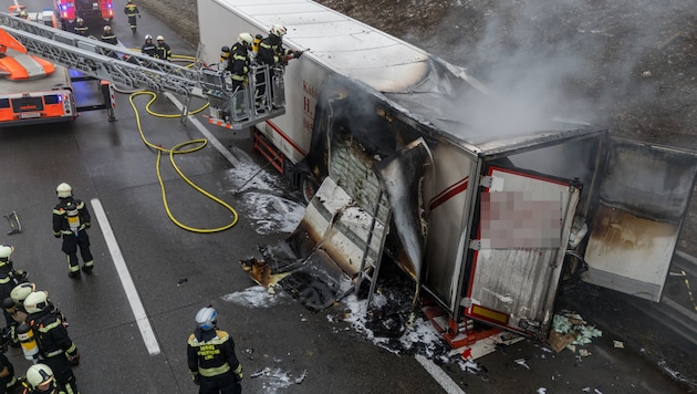 Der Anhänger eines Lkw stand Mittwochvormittag in Brand. (Bild: TEAM FOTOKERSCHI / WERNER KERSCHBAUMMAYR, Krone KREATIV)