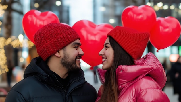 Verliebte Blicke, Herzerl überall – das ist der Valentinstag! (Bild: stock.adobe.com/Vasiliy - stock.adobe.com)