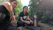 Bei der Feuer-Challenge hatten die beiden anfangs Probleme.