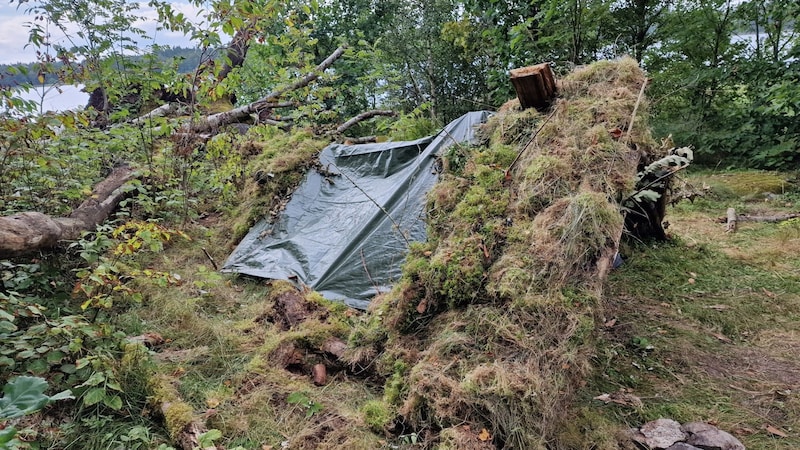 A fallen tree was used as a shelter. (Bild: Pfadfindergruppe Braunau am Inn – CaEx)