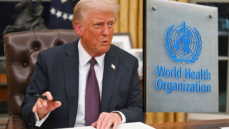 Donald Trumps Unterschrift hat fatale Auswirkungen auf die Weltgesundheitsorganisation. (Bild: Krone KREATIV/APA/AFP/POOL/Jim WATSON, APA/Fabrice COFFRINI)