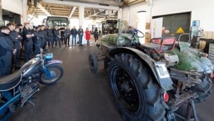 Im September 2021 zerlegten Postbus-Lehrlinge einen Puch 500 und erweckten ihn wieder zum Leben. Das Projekt dieses Mal: Ein Traktor Steyr T180, der 30 PS hat und aus dem Jahr 1952 stammt. Gelingt die Mission? (Bild: Christian Forcher/Fotoworxx)