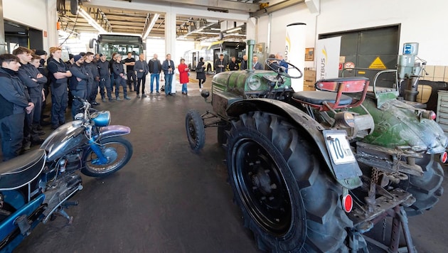 In September 2021, Postbus apprentices dismantled a Puch 500 and brought it back to life. The project this time: a Steyr T180 tractor, which has 30 hp and dates back to 1952. Will the mission succeed? (Bild: Christian Forcher/Fotoworxx)