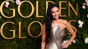 Demi Moore legte bei den Golden Globes einen strahlenden Auftritt hin. Hinter den Kulissen knisterte es zwischen ihr und Andrew Garfield. (Bild: picturedesk.com/DANIEL COLE / REUTERS )