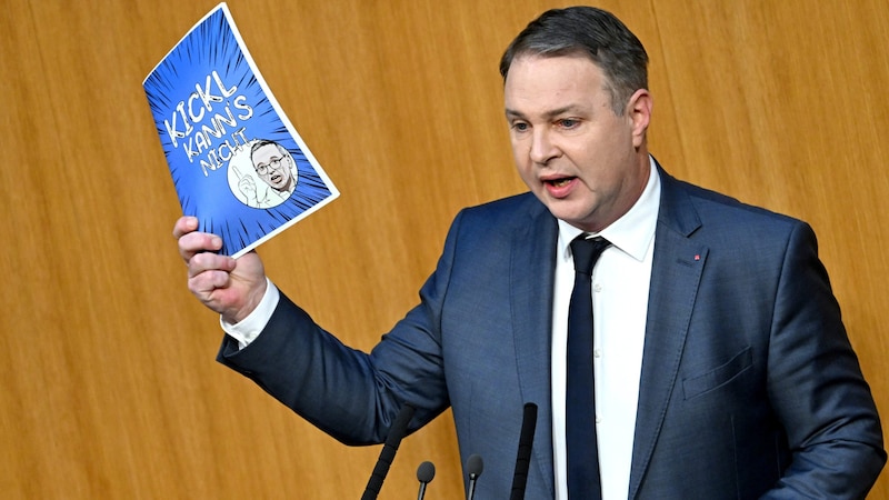 SPÖ-Chef Andreas Babler mit Attacken gegen die ÖVP sowie FPÖ-Kanzler in spe Herbert Kickl. (Bild: picturedesk.com/ROLAND SCHLAGER / APA / picturedesk.com)