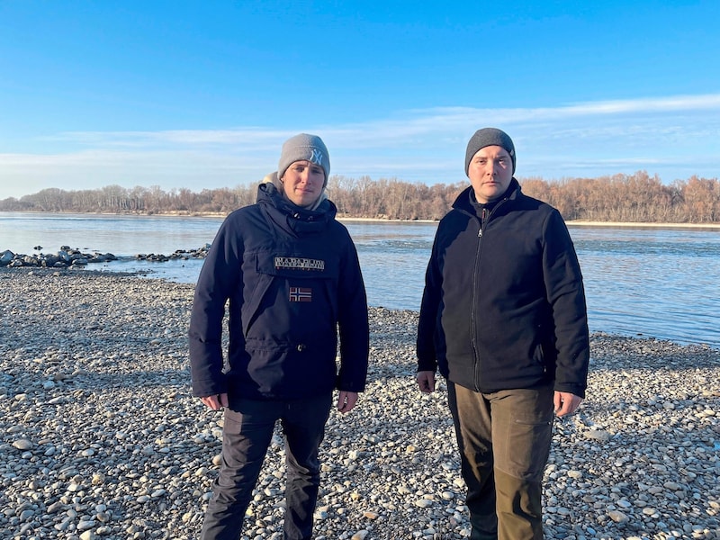 Grimmig entschlossen am Ufer: Leister (li.) und Albrecht (Bild: Stadtgemeinde Fischamend)