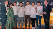 LH Anton Mattle (re.), LR Mario Gerber(li.) &amp; TW-Chefin Karin Seiler mit den Sterne-Köchen ...