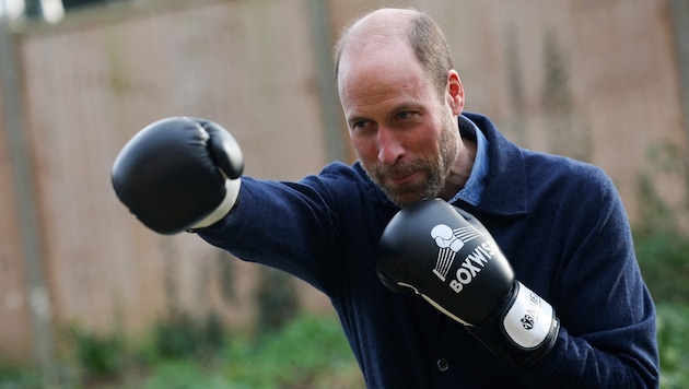 The British Prince at boxing training. (Bild: HANNAH MCKAY / AFP)