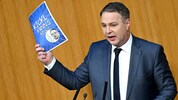 SPÖ-Bundesparteichef Andreas Babler versucht offenbar, einen Keil zwischen die blau-schwarzen ...