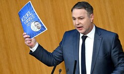SPÖ-Bundesparteichef Andreas Babler versucht offenbar, einen Keil zwischen die blau-schwarzen ...