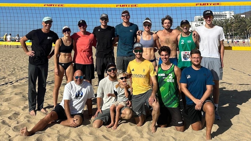 Flo Schnetzer und Felix Friedl mit dem deutschen Nationalteam um die Olympia-Silbernen Nils Ehlers (hinten Mitte) und Clemsn Wickler (gelbes Shirt). (Bild: Flo Schnetzer)